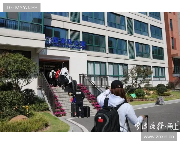 石智勇拎着塑料袋回家却被会所门童恭敬迎上，真不知道笑还是哭